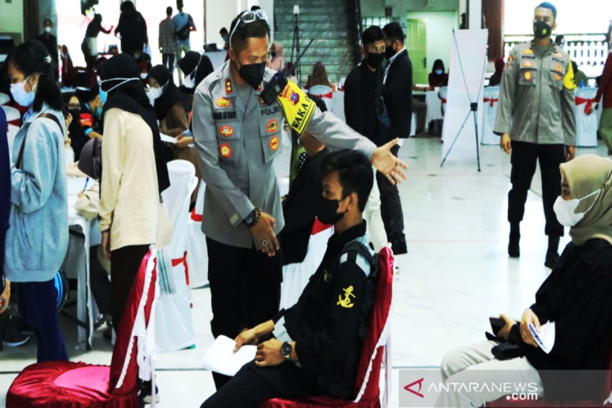 Wakapolresta Banjarmasin bantu atur antrean pengguna layanan vaksinasi COVID-19