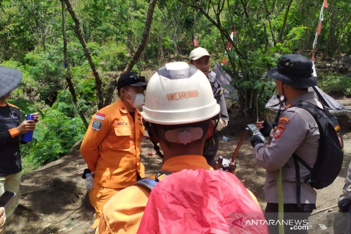 Sejumlah personel diterjunkan untuk cari seorang pendaki hilang di Gunung Guntur