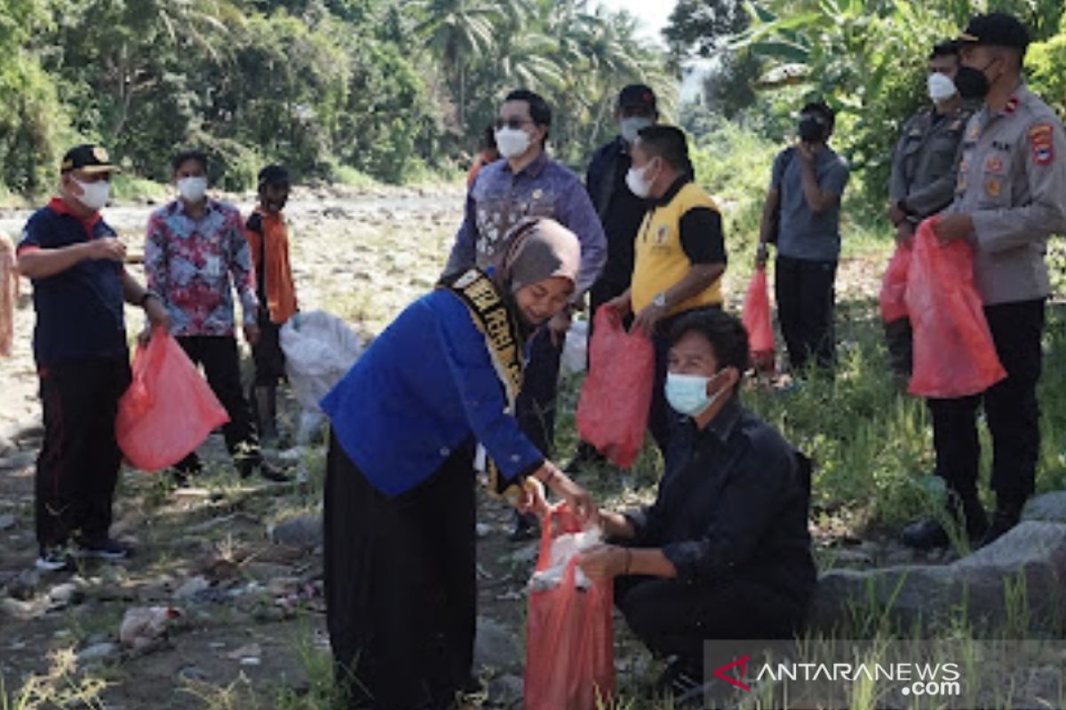 Peringati Word Cleanup Day, Pemkab HST dan mahasiswa bersih-bersih di Desa Alat