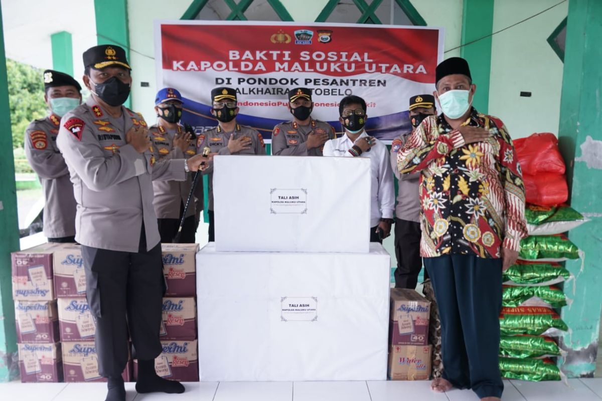 Kapolda Malut salurkan bantuan ke ponpes dan panti asuhan, perangi COVID -19