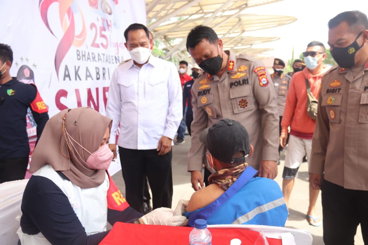 Alumni  Akabri 96 Bharatasena gelar vaksinasi massal di alun-alun Kota Cilegon