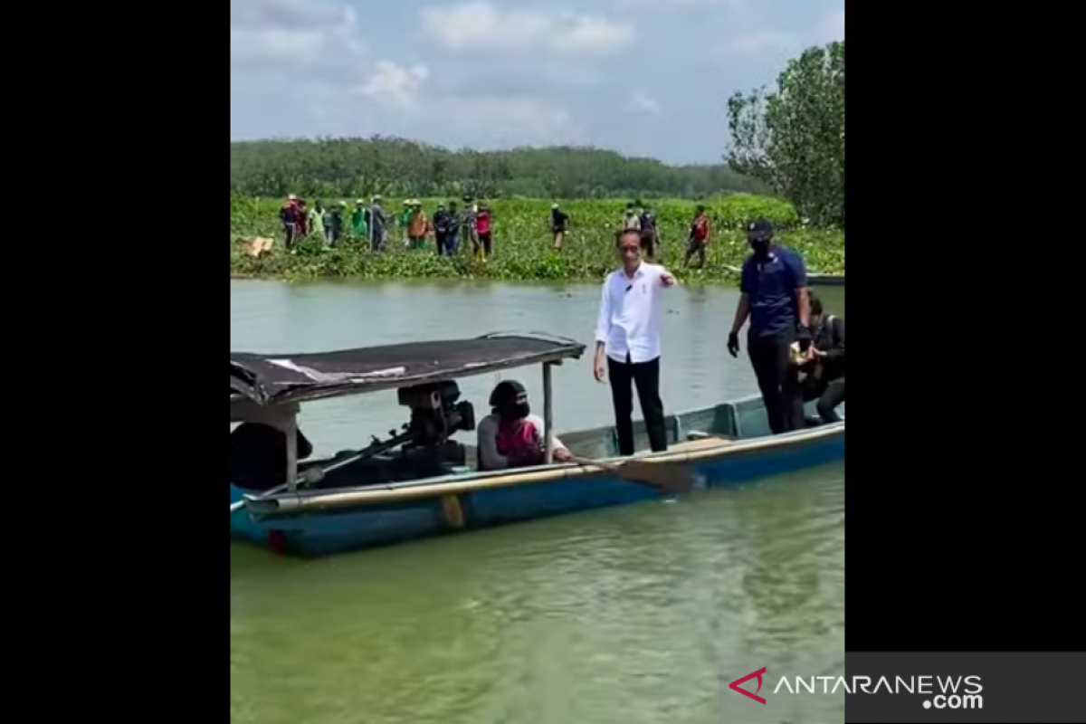 Presiden naik perahu seberangi sungai demi menyapa warga di Tritih Kulon