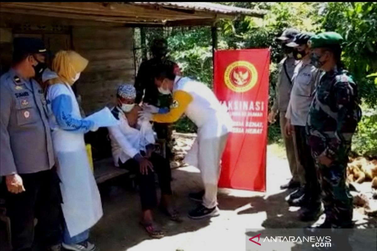 BIN conducts door-to-door vaccination in Tapin