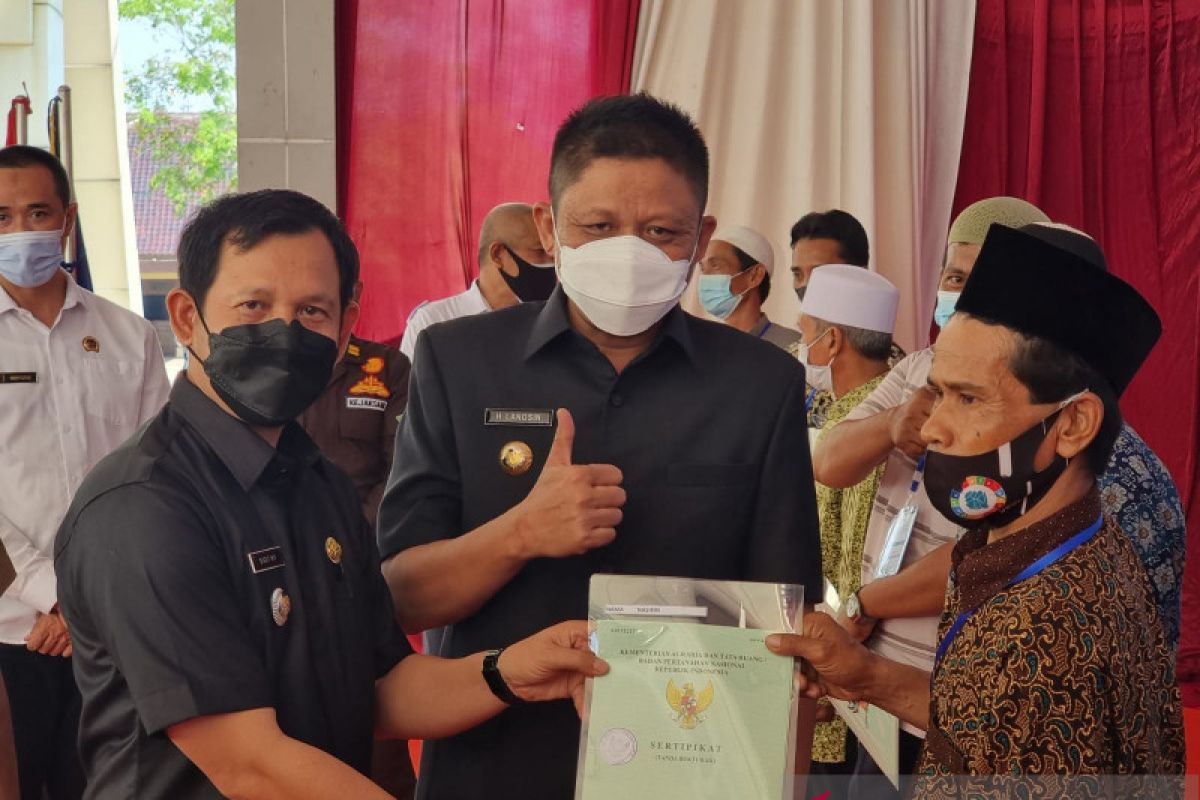 Warga eks transmigrasi Tanjung Kukuh OKU Timur  terima sertifikat tanah