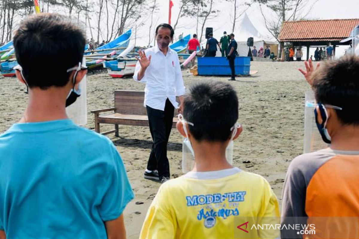 Polisi-Pemuda Pancasila amankan dua warga yang dicurigai saat kunjungan Presiden di Cilacap