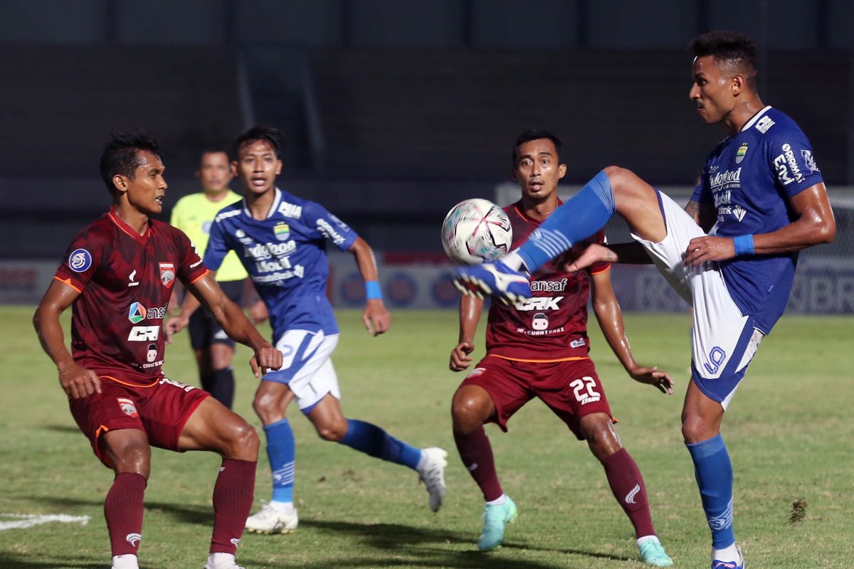 Persib Bandung berhasil imbang keempat setelah ditahan PSM 1-1