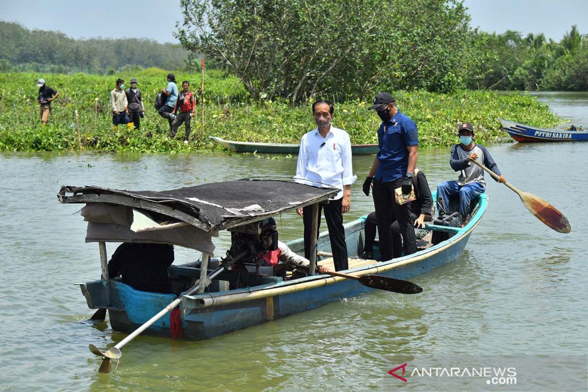 Presiden naik perahu seberangi sungai untuk sapa warga di Cilacap