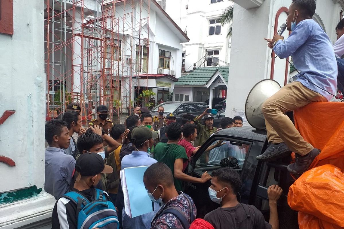 Demonstran desak Kejati Maluku ungkap kasus korupsi PT. Kalwedo, Kejati jangan tebang pilih