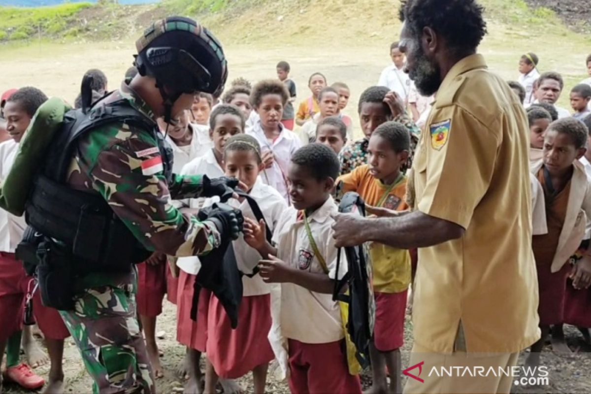 Prajurit Satgas TNI bagikan tas sekolah siswa SD di perbatasan RI-PNG