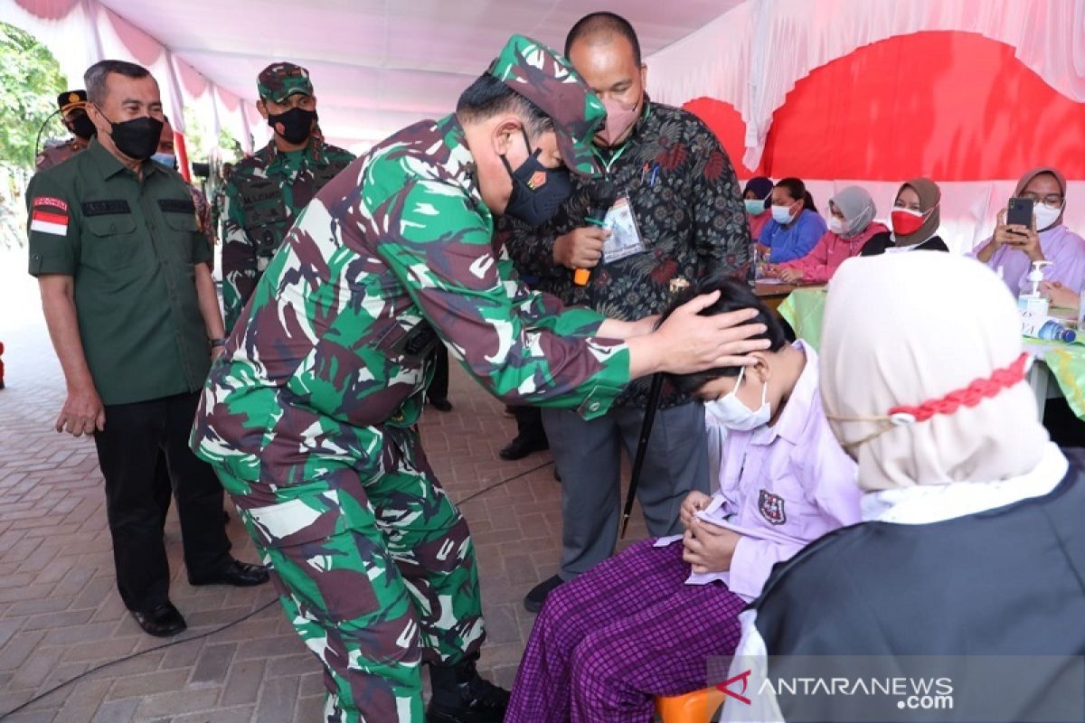 Panglima TNI Marsekal TNI Hadi Tjahjanto tinjau vaksinasi pelajar Pekanbaru