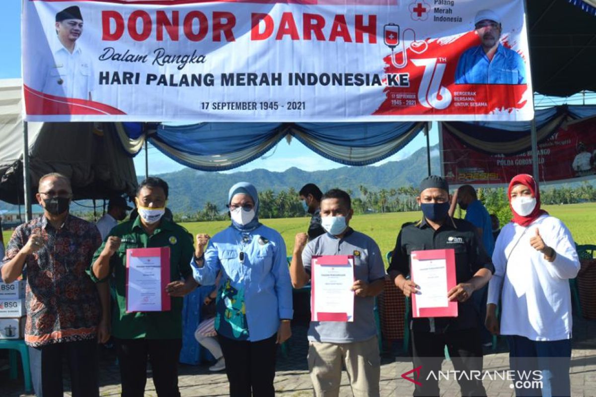 37 pendonor darah dapat piagam penghargaan dari PMI Bone Bolango