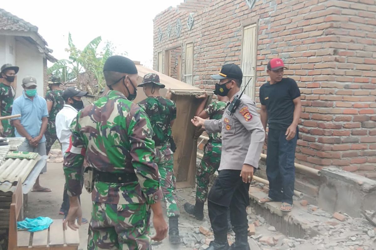 Polri-TNI bantu warga terdampak angin puting beliung di Lombok Tengah