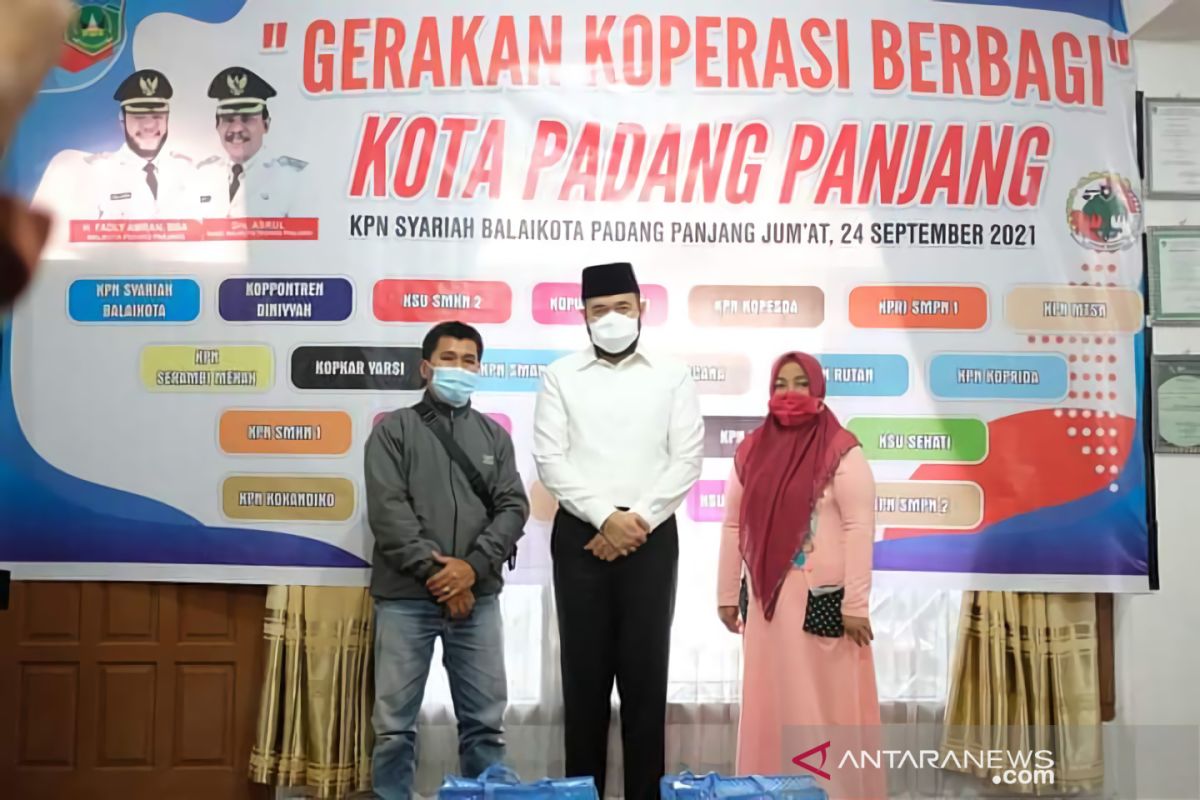 Wako Fadly Amran serahkan bantuan gerakan koperasi berbagi