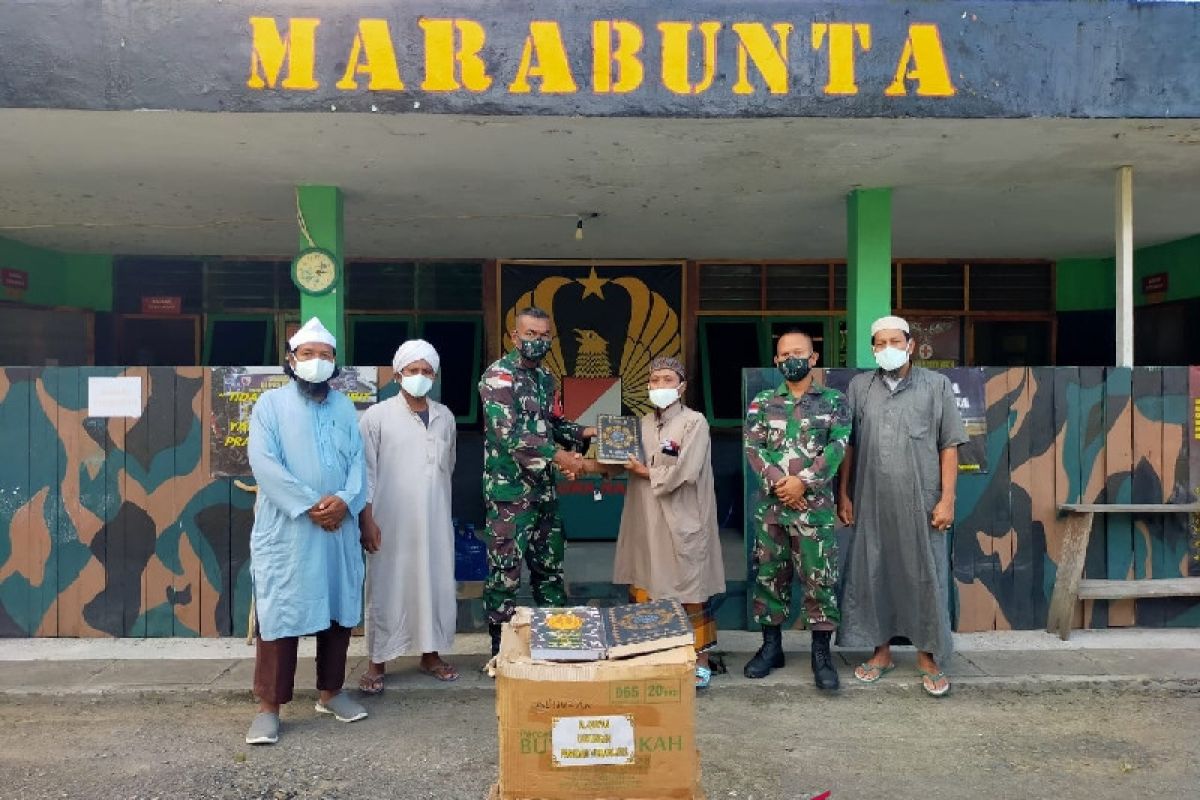 Satgas TNI serahkan bantuan Alqur'an untuk warga di perbatasan