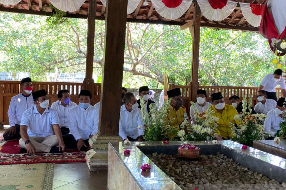 Airlangga Hartarto berziarah ke makam Mbah Lim di Klaten