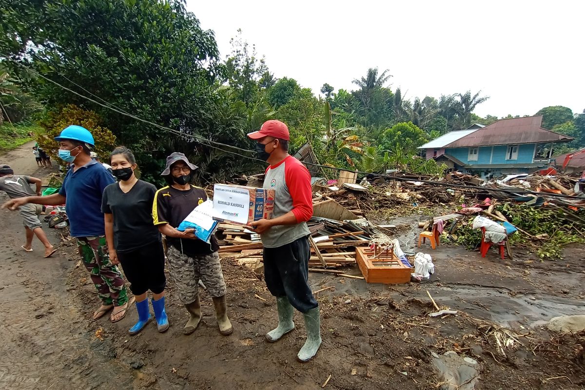 Terdampak bencana banjir bandang, Ronald Kandoli salurkan bantuan