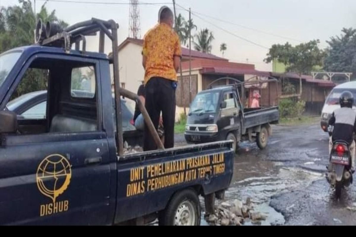 Kadishub Tebing Tinggi ingatkan pengendara berhati-hati lewati genangan air di jalan