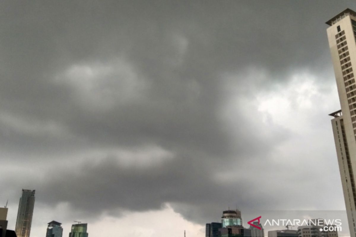BMKG: Waspadai potensi hujan petir di sebagian wilayah Jakarta