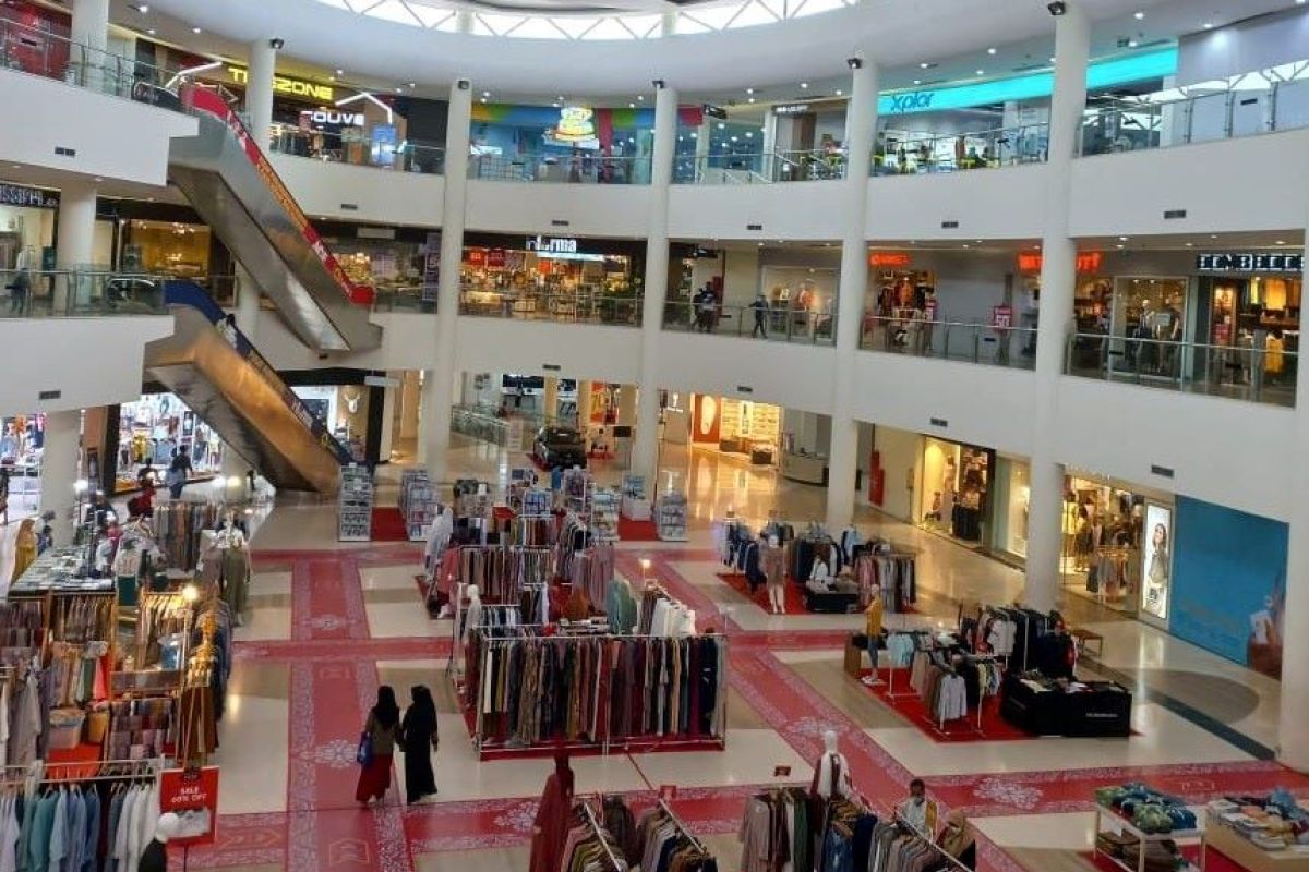 Sejumlah pusat perbelanjaan di Kota Mataram masih lengang