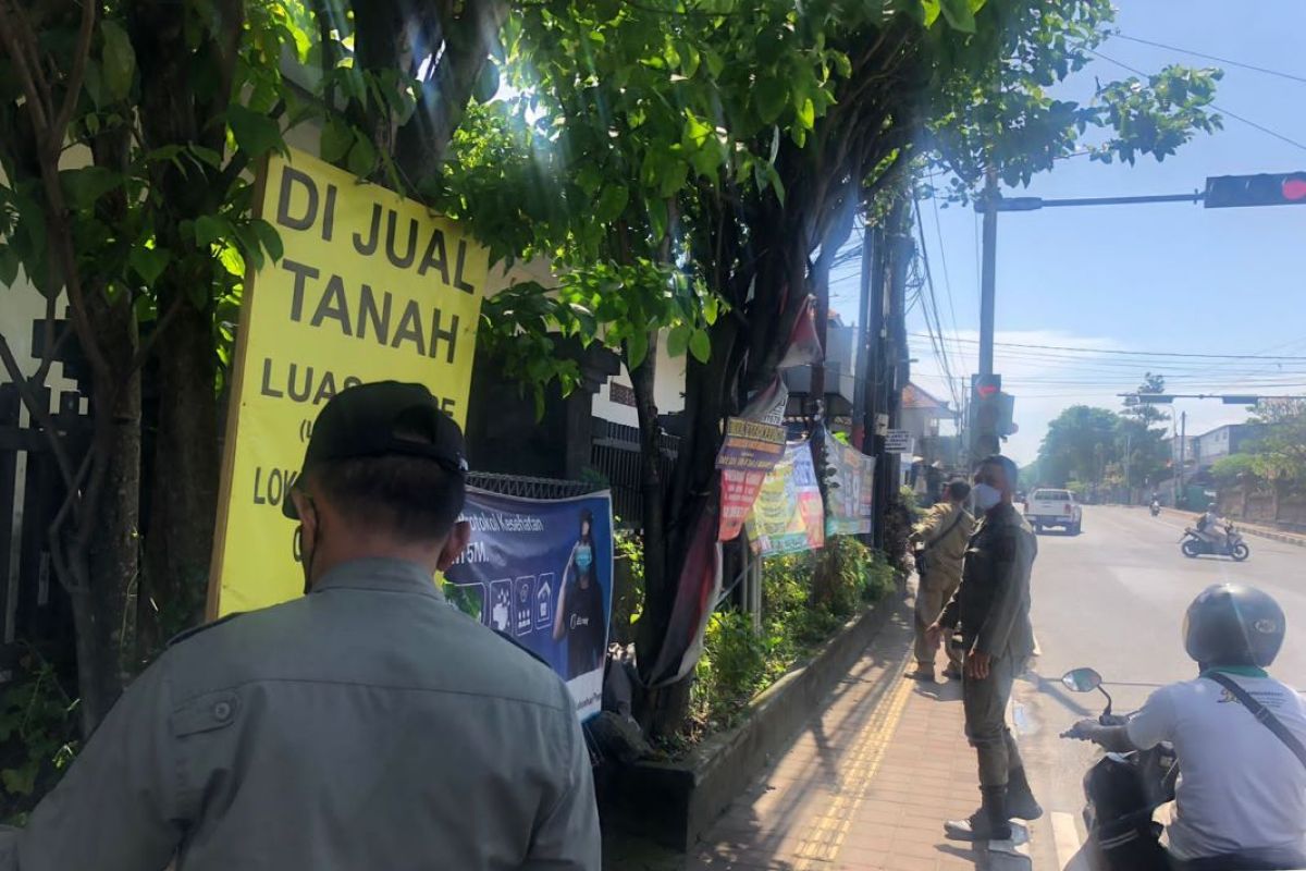 Satpol PP Kota Denpasar copot baliho langgar aturan