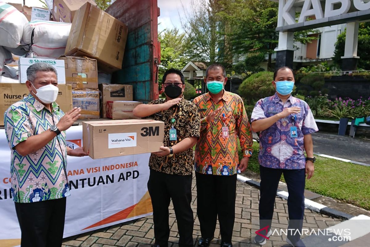 Bupati Muda terima bantuan APD dari Wahana Visi Indonesia