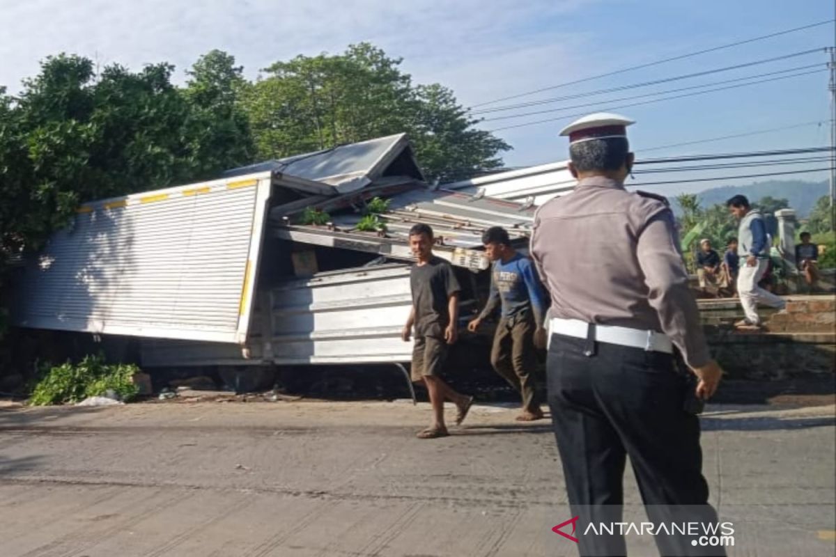 Polisi Cianjur evakuasi mayat sopir terjepit kabin truk