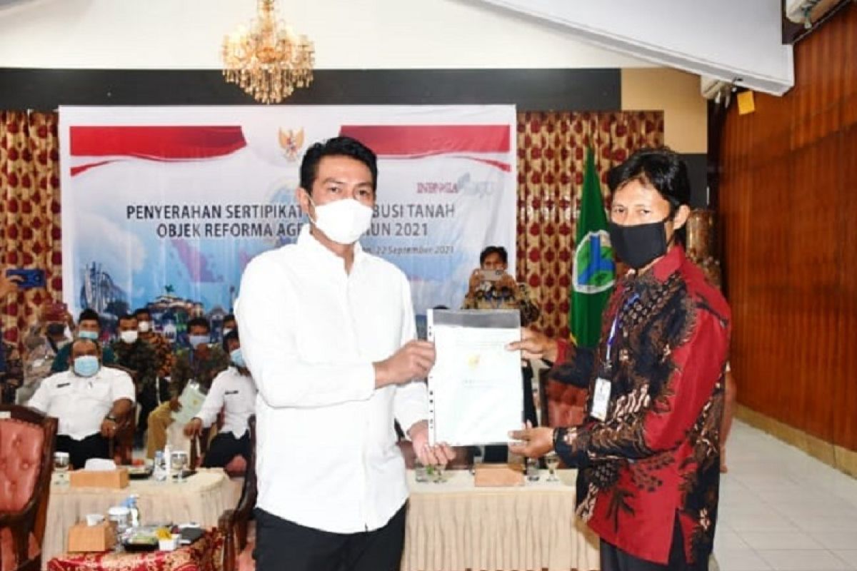 Kabupaten Batanghari menyerahkan 660 persil sertifikat redistribusi TORA