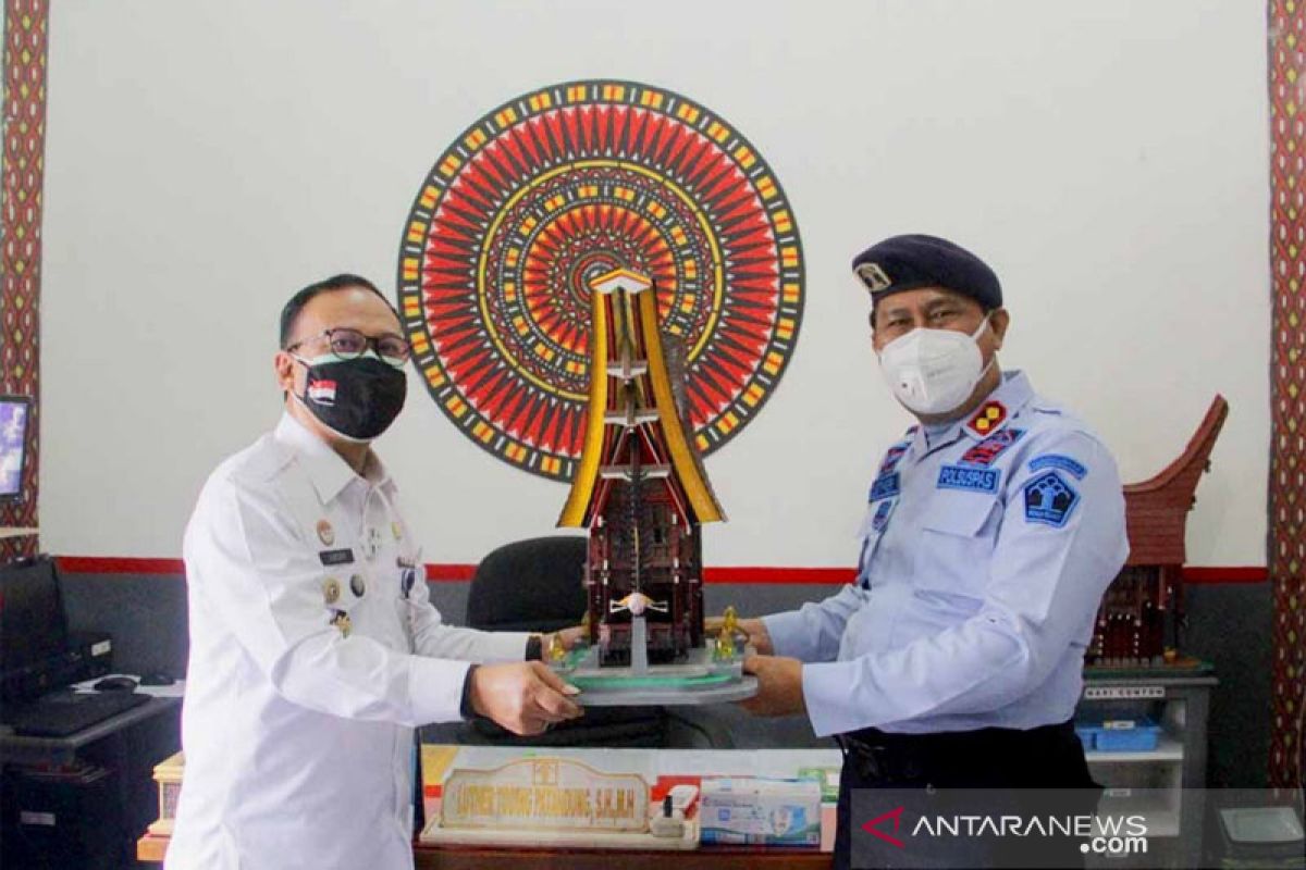 Rutan Makale pasarkan miniatur Rumah Adat Toraja "Tongkonan"
