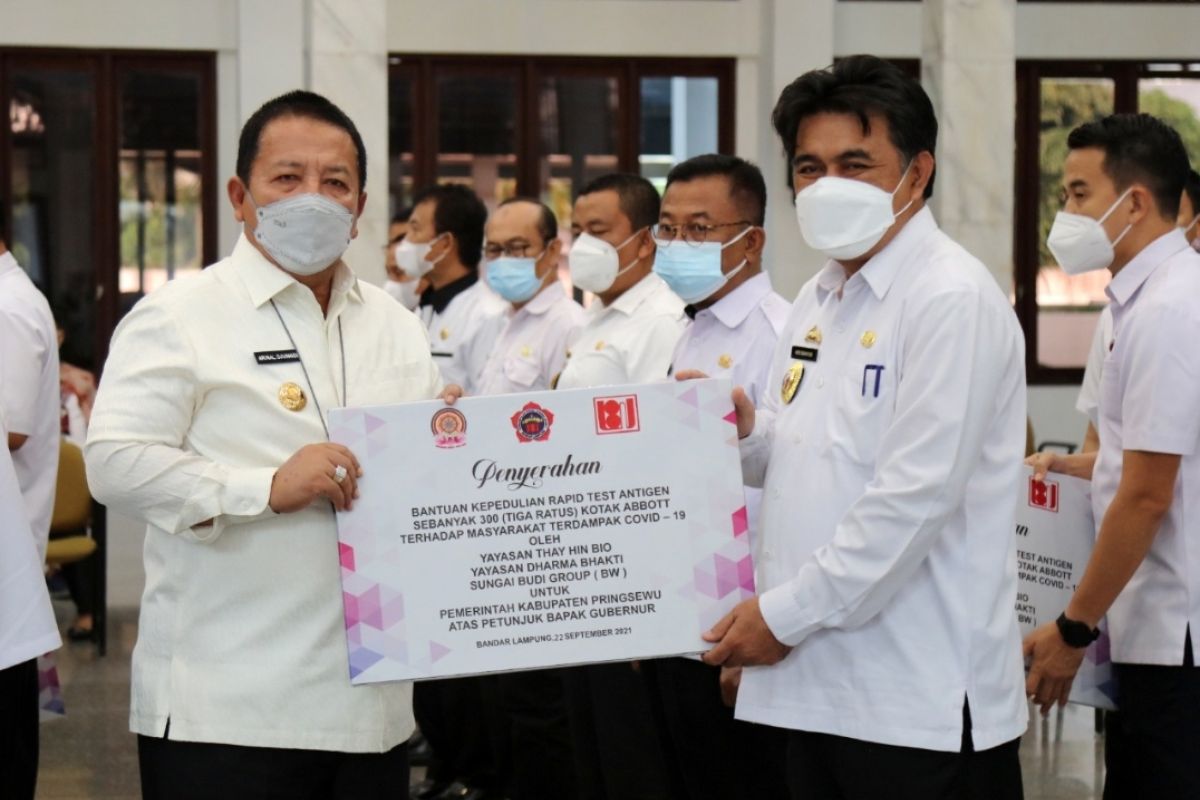 Sekda Pringsewu terima bantuan peralatan Rapid Test Antigen