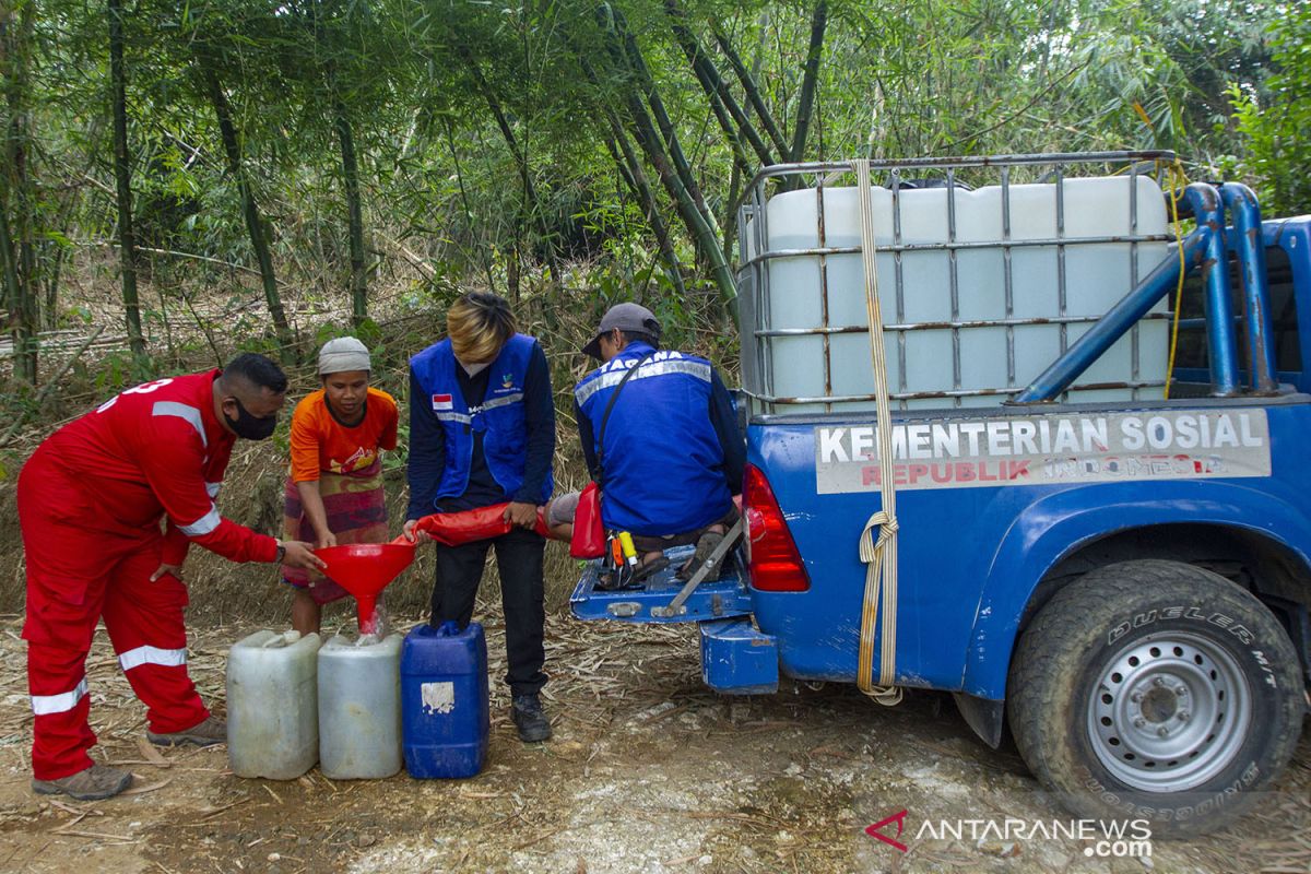 Ribuan warga Karawang kesulitan air bersih pada musim kemarau tahun ini