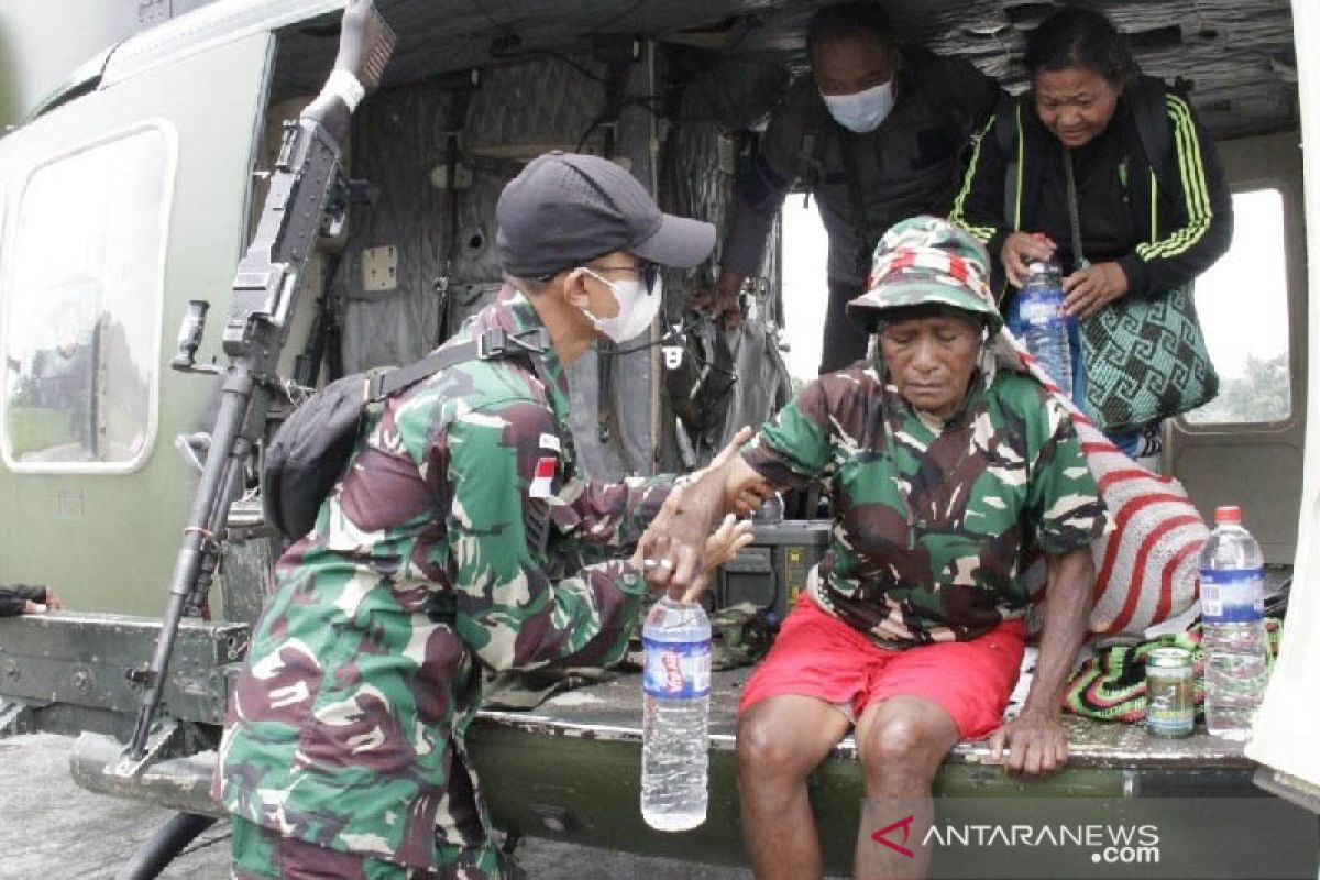 Bupati Pegunungan Bintang dampingi nakes Gerald Sokoy ke Sentani