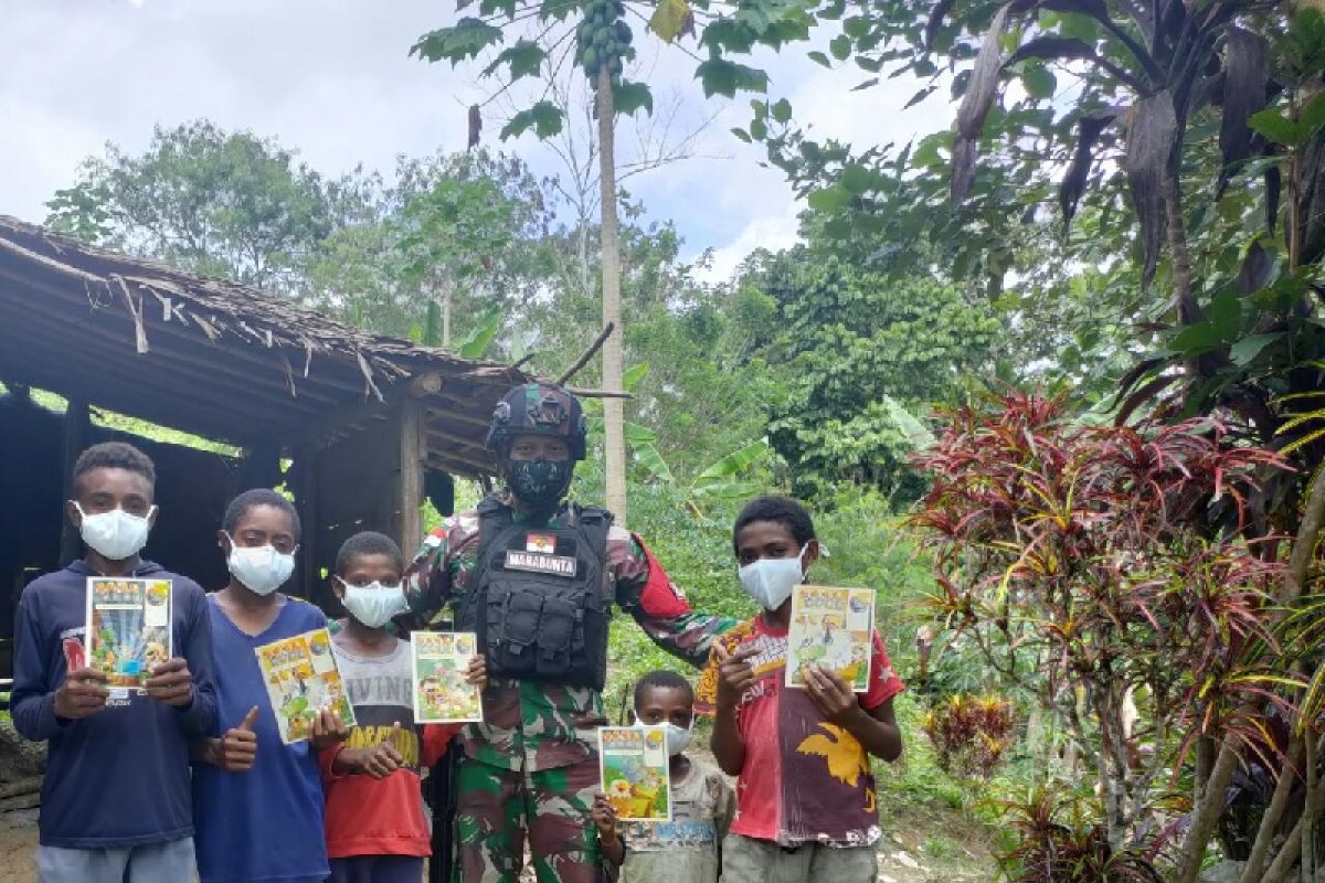 Prajurit TNI bagikan peralatan sekolah anak Papua di perbatasan