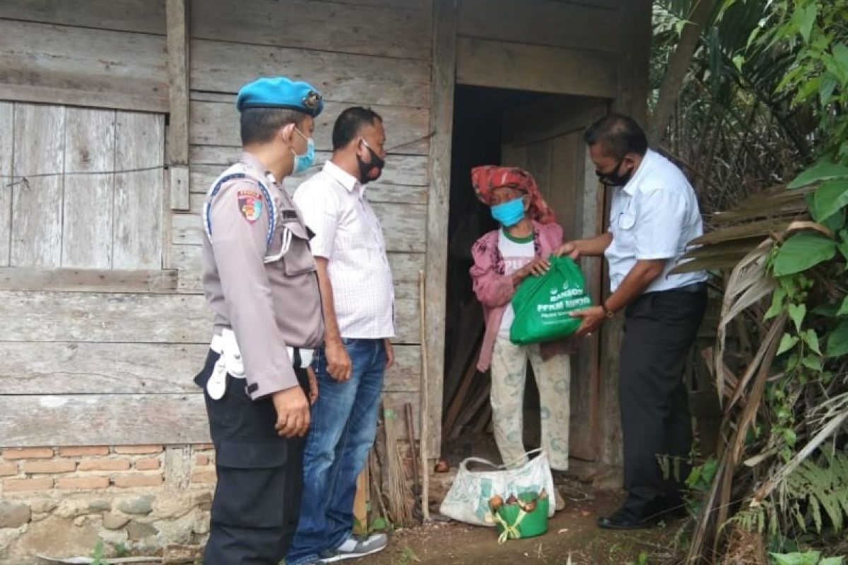 Dukung PPKM Mikro, Polres Tapsel bagikan sembako