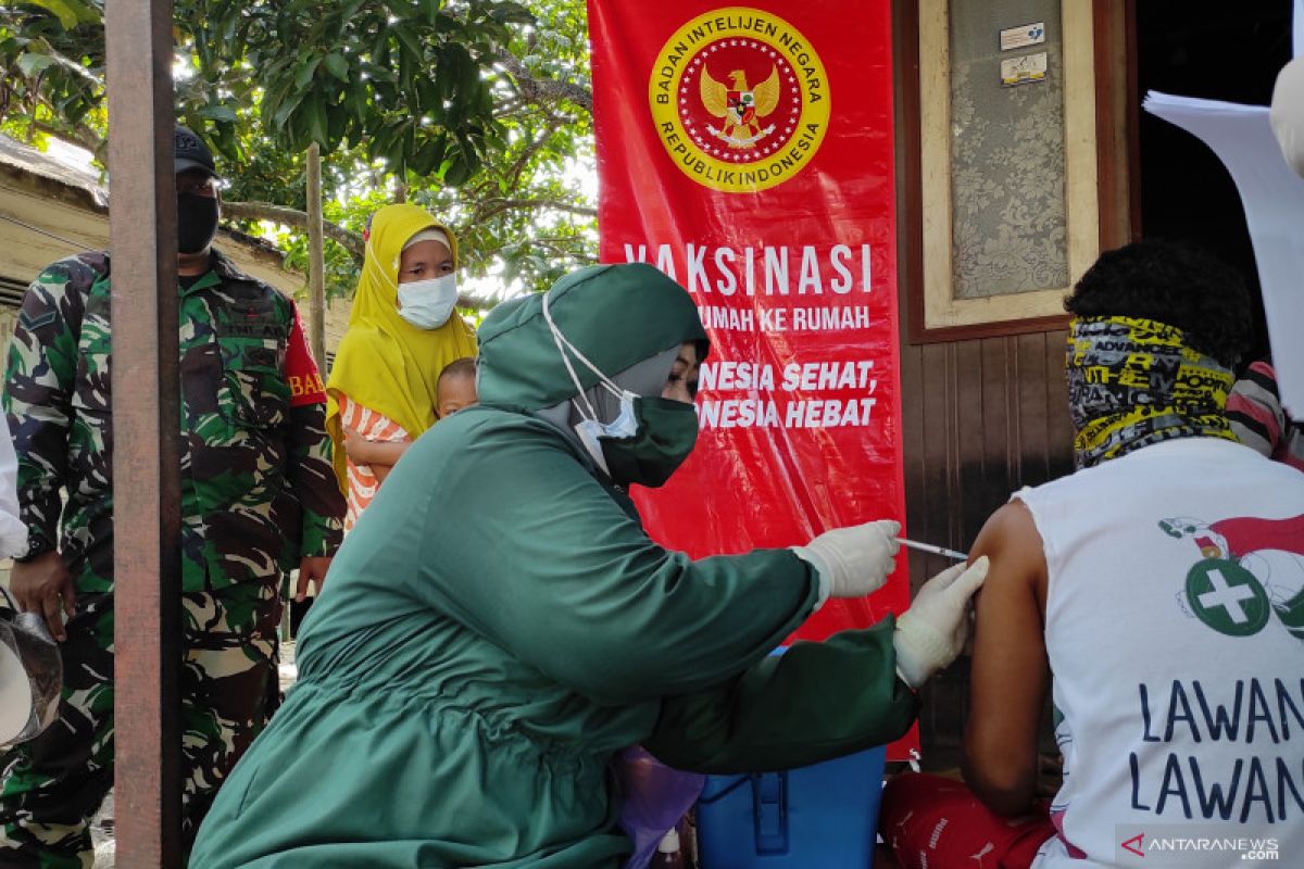 Lansia dan penerima bantuan pemerintah menjadi sasaran vaksinasi 'door to door' BIN di HST