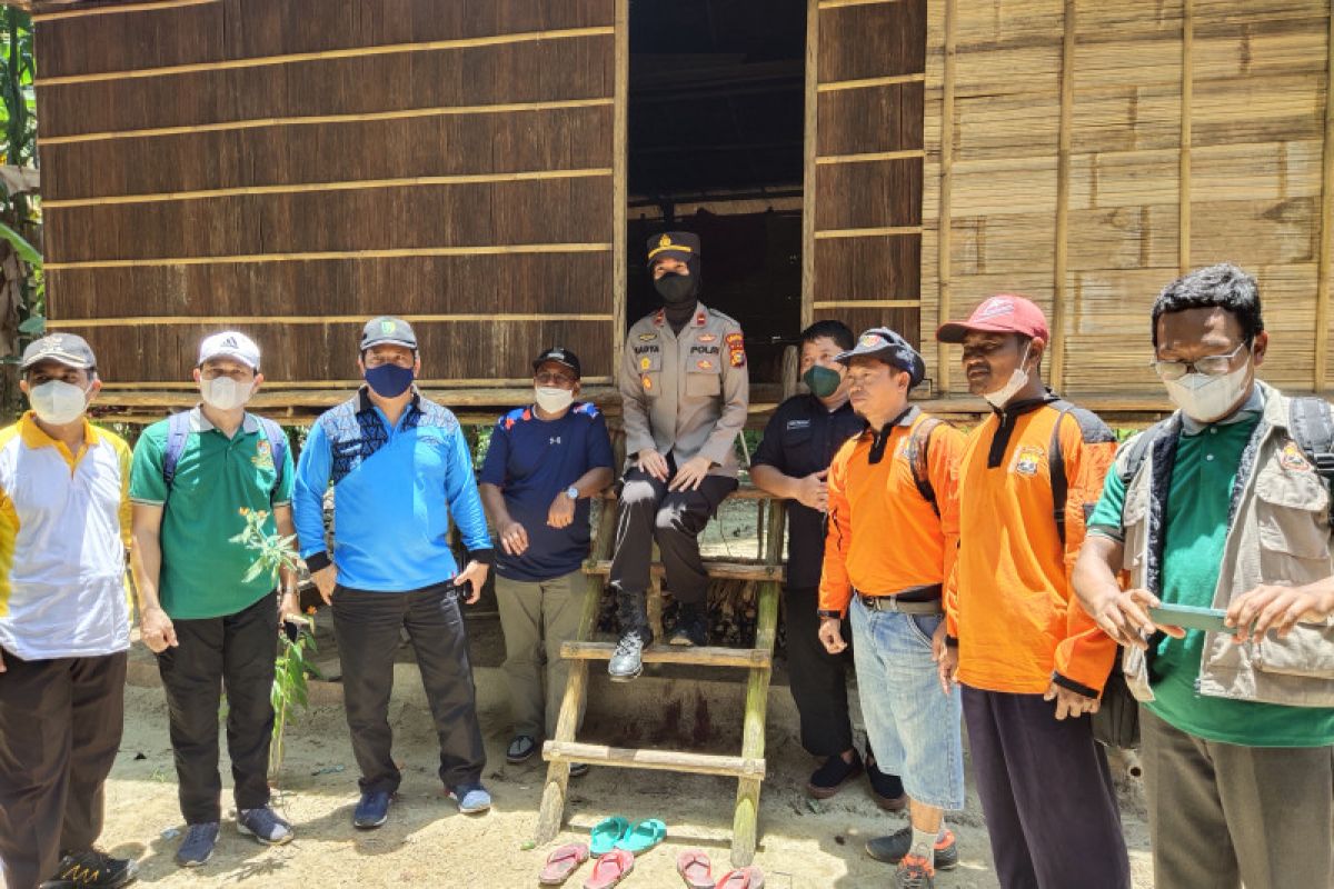 Suku Talang Mamak sambut wisatawan dengan  tarian khas