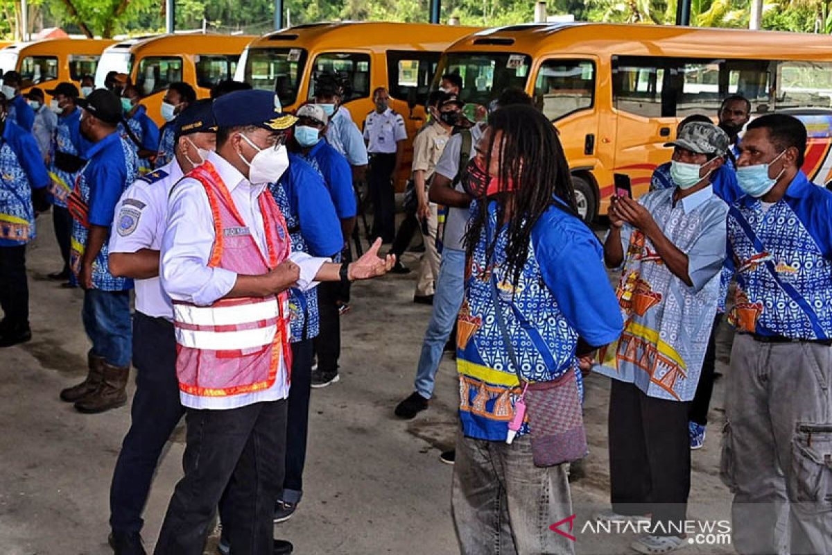 Menhub Budi Karya apresiasi para sopir bus PON Papua