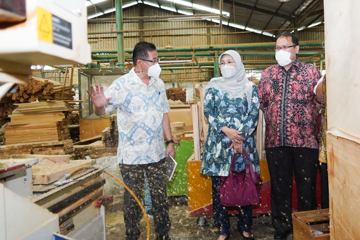 Industry Ministry optimizes furniture machinery restructurization