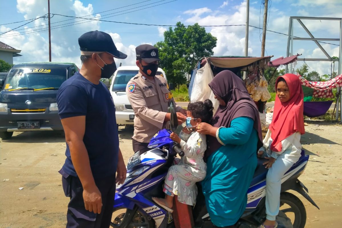 Polisi giatkan sosialisasi 5M dan bagikan masker ke pengunjung Pasar Parittiga