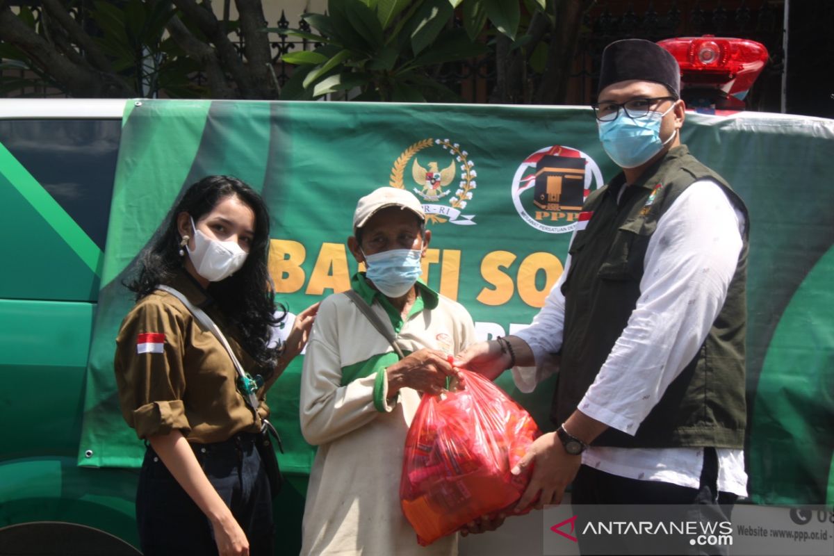 F-PPP DPR RI beri bantuan sembako ringankan beban warga