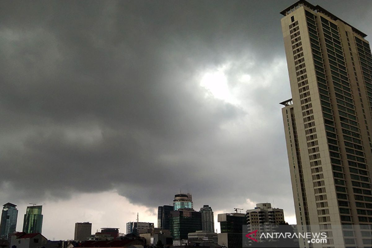 BMKG ingatkan potensi hujan dan petir di tiga wilayah Jakarta