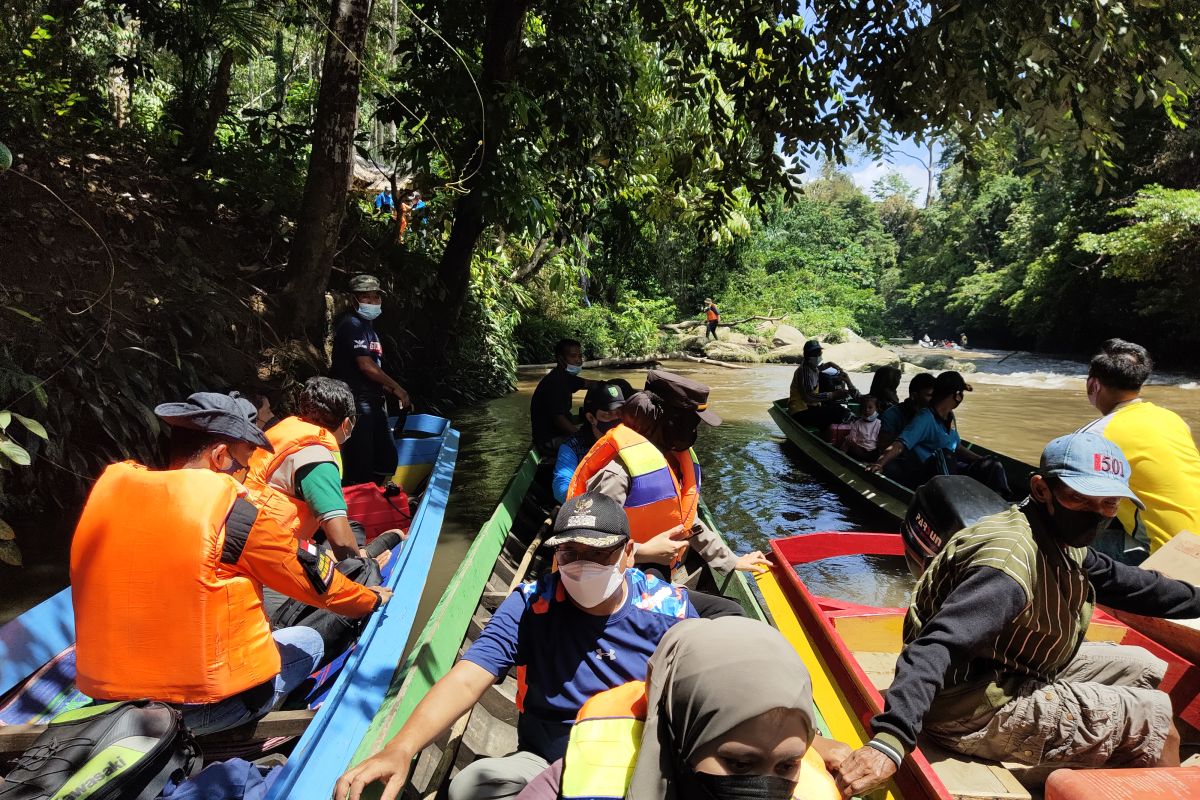 Perjalanan wisata menuju desa Suku Talang Mamak