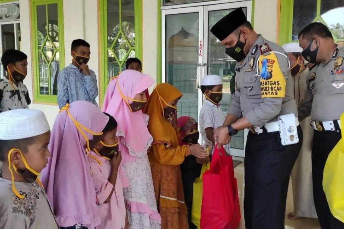 Kasat Lantas Polres Palas berbagi bersama anak yatim di Masjid Annur Sibuhuan