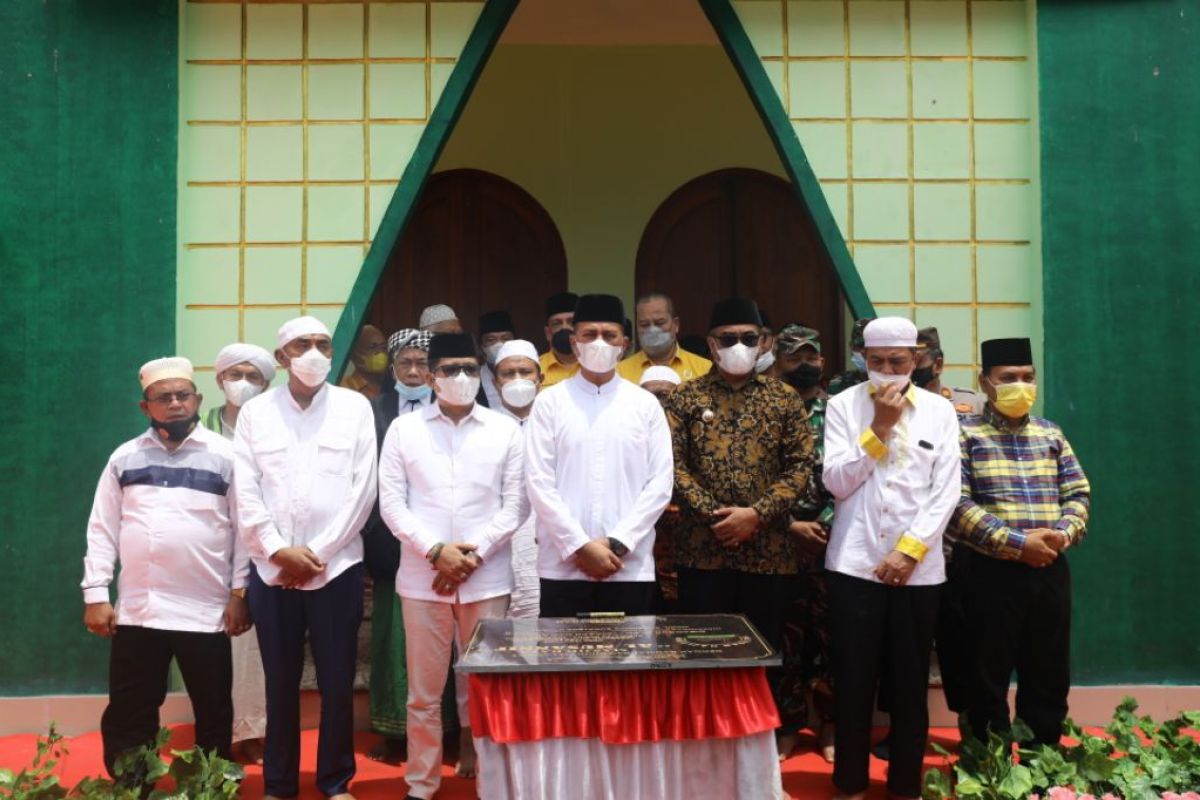 Resmikan Masjid Raya Al Musannif di Tabuyung Madina, Musa Rajekshah tetaskan air mata