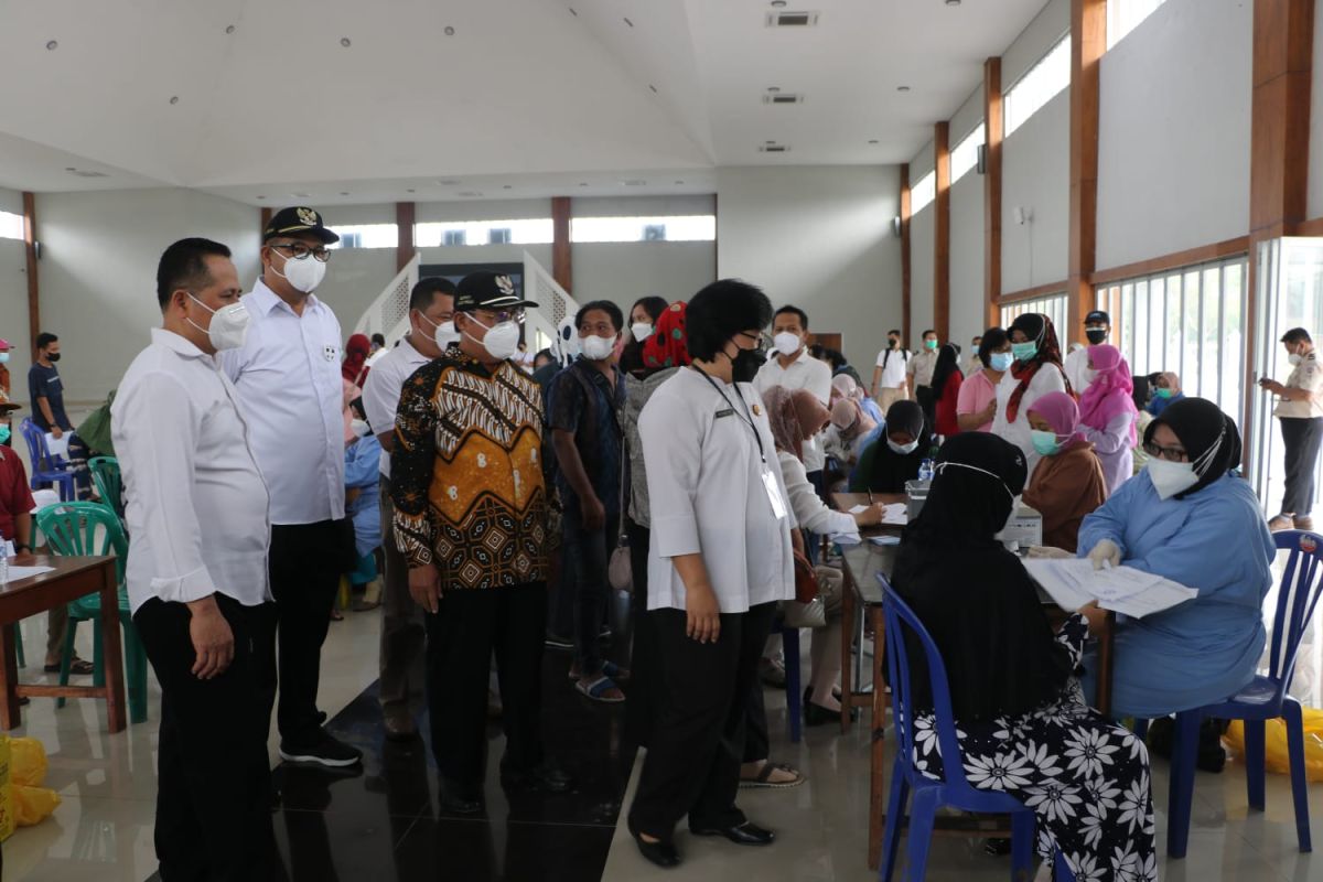 Kejari Kulon Progo selenggarakan vaksinasi COVID-19 massal 2.000 dosis