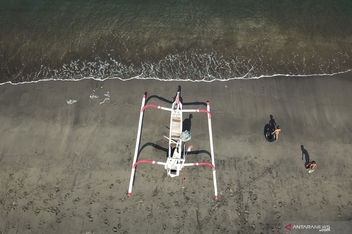 37 keluarga dievakuasi dari kawasan Pantai Bagek Kembar di Mataram