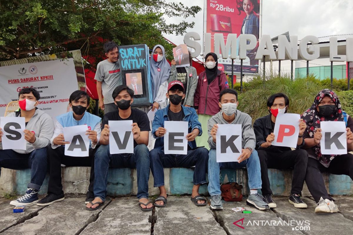 Dirikan posko darurat KPK, warga Bengkulu kirim sekarung surat ke Presiden