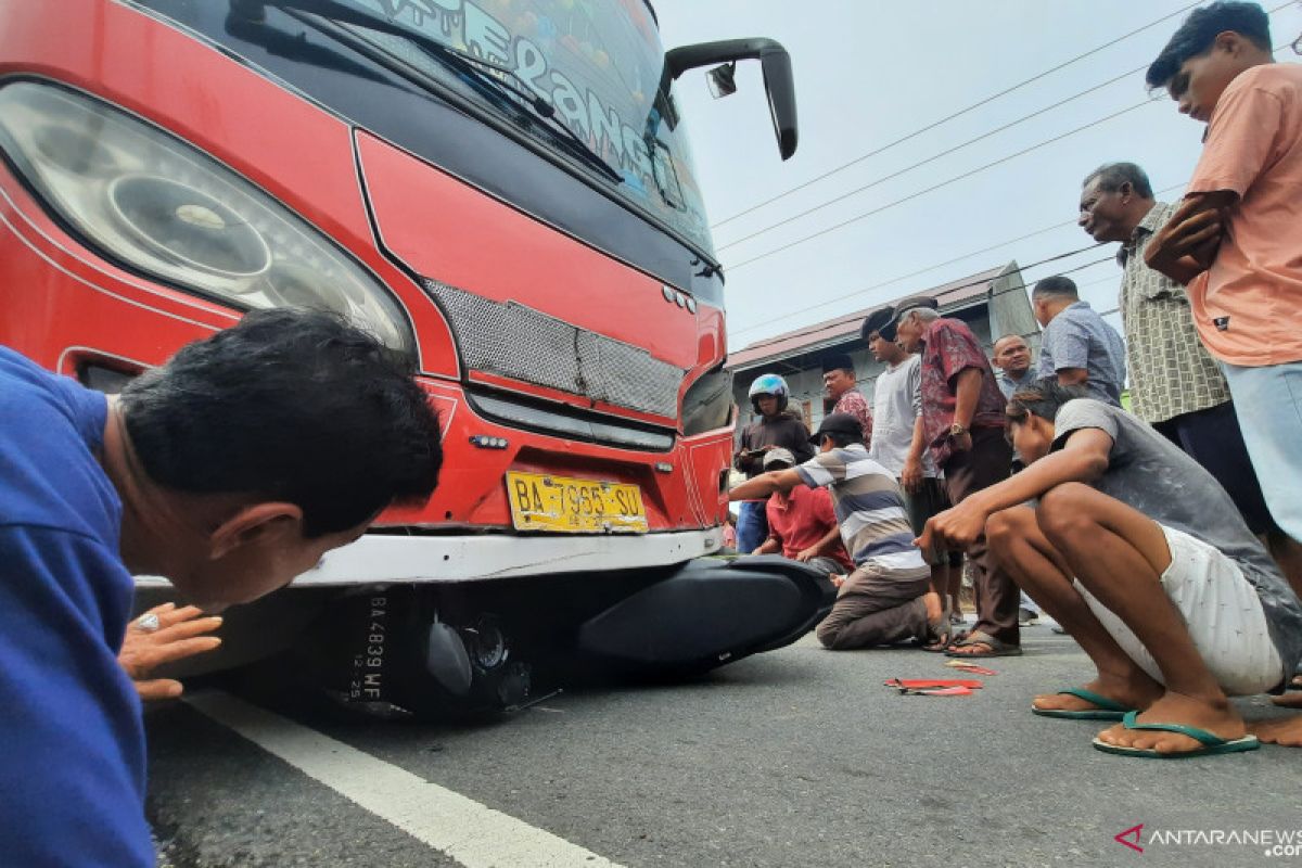 Sepeda motor masuk kolong bus setelah ditabrak Bus trayek Padang-Pasaman Barat di Sungai Limau