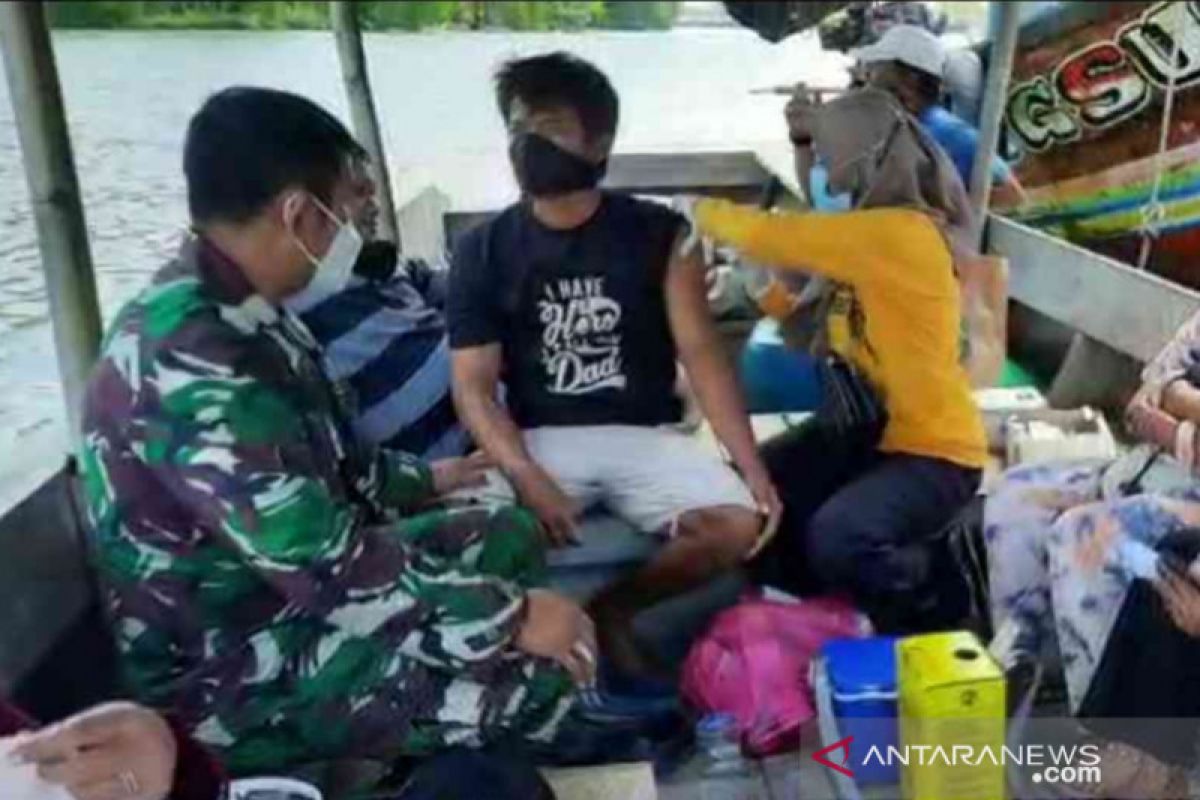 Nelayan di Muaragembong Bekasi dapat layanan vaksinasi di atas perahu