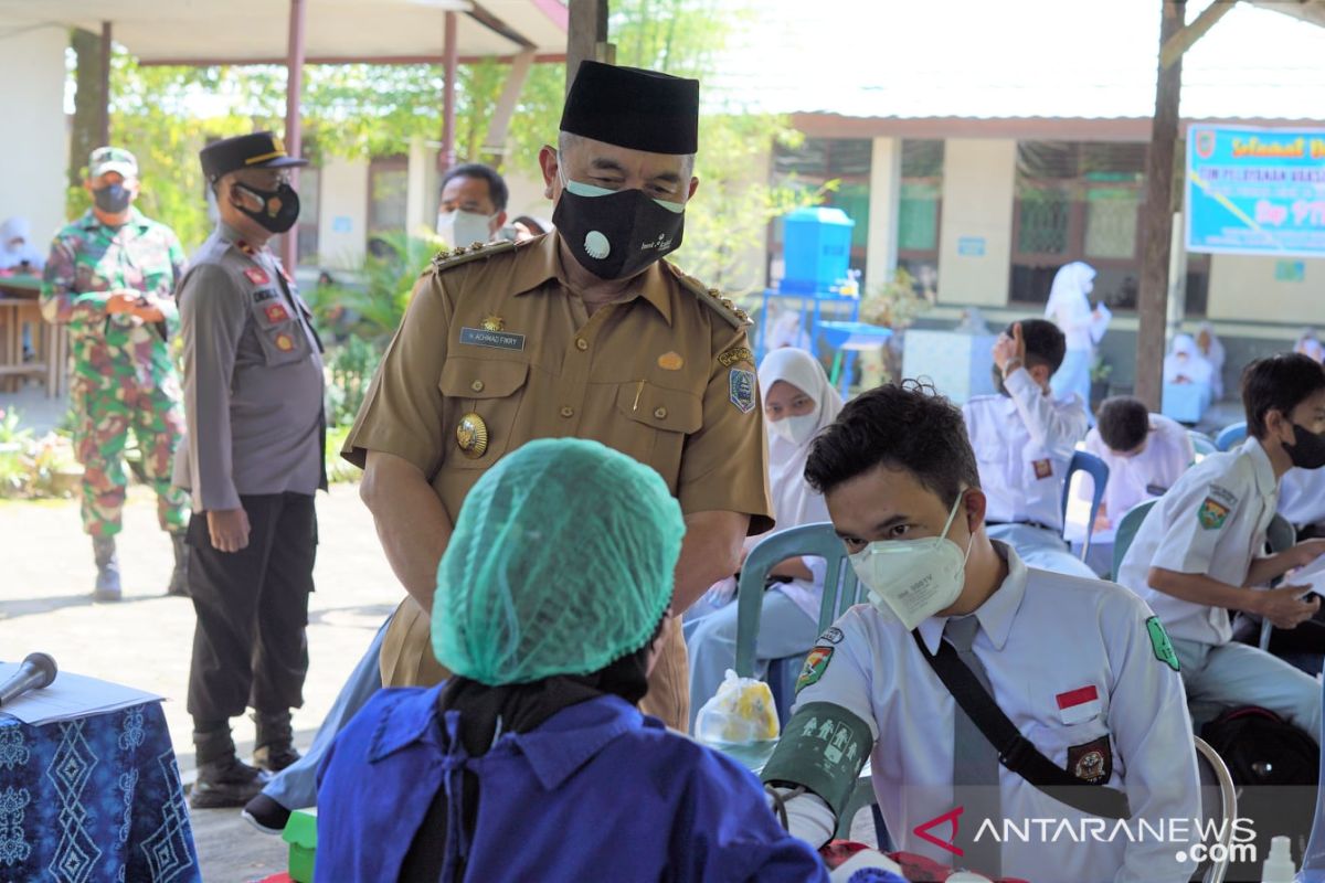 Bupati HSS harapkan semua siswa divaksin hadapi PTM