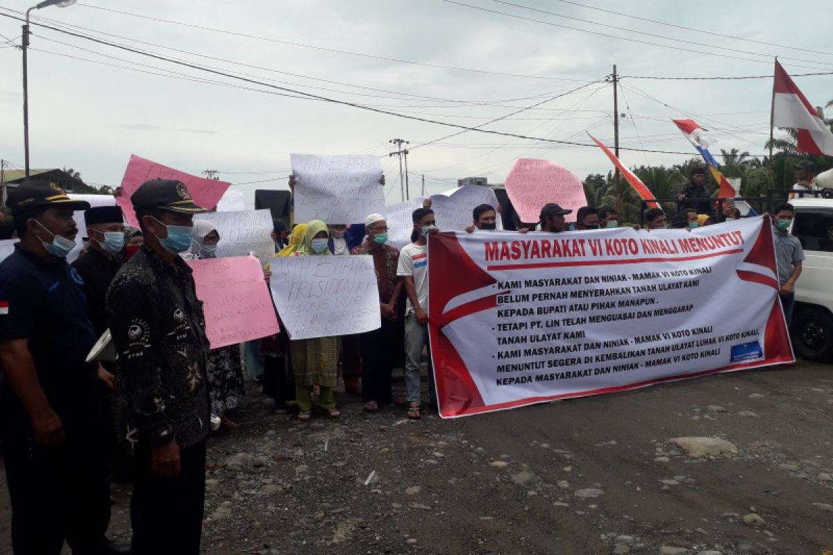 Agar tanahnya dikembalikan warga VI Koto Kinali demontrasi, minta bantu hingga ke presiden